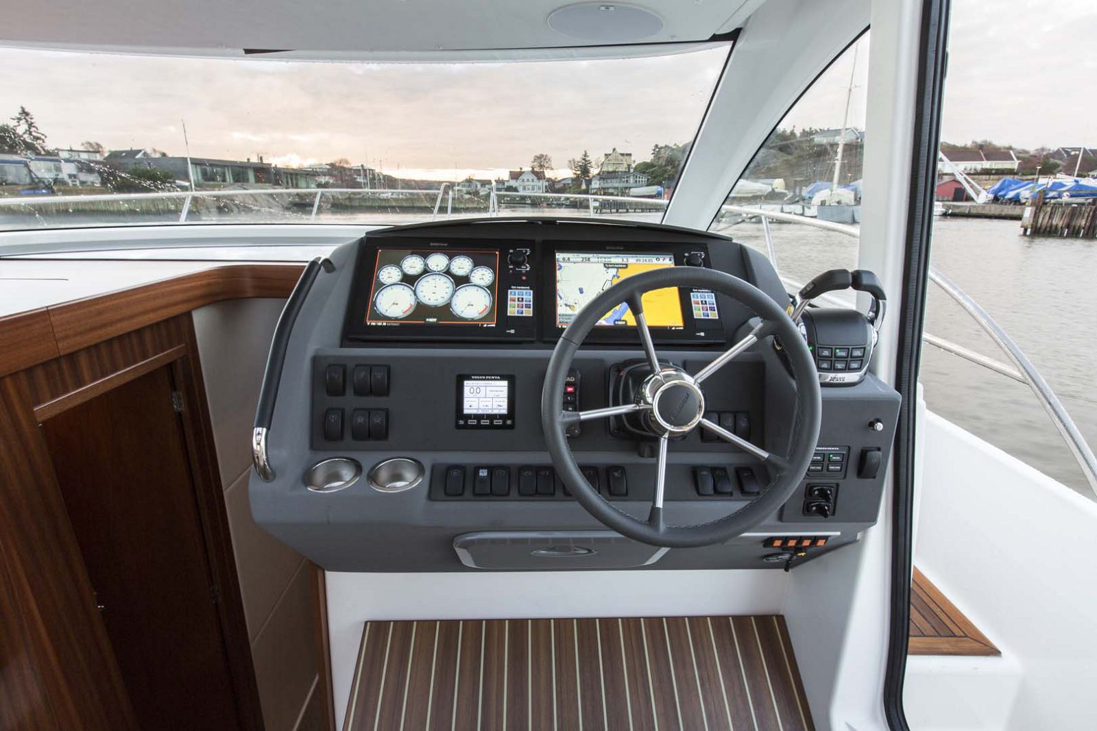 Nimbus-Boats-405-Coupe-helm-steering